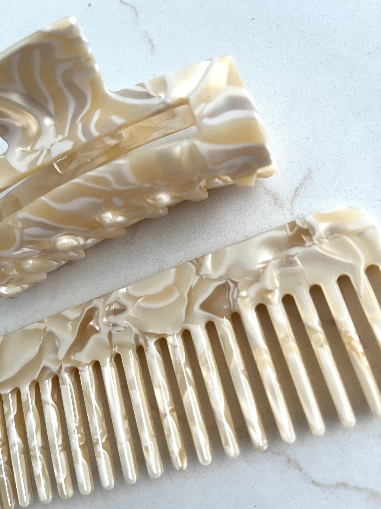 Haarklem en kam met brede tanden.